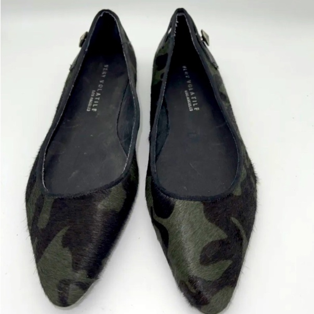 Very Volatile Los Angeles Green & Black Camo Flats Size 7